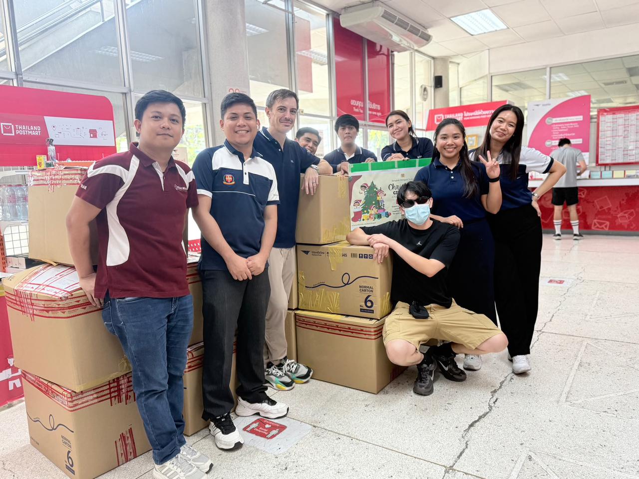 Holdet forbereder donationspakker hos Thailand Post